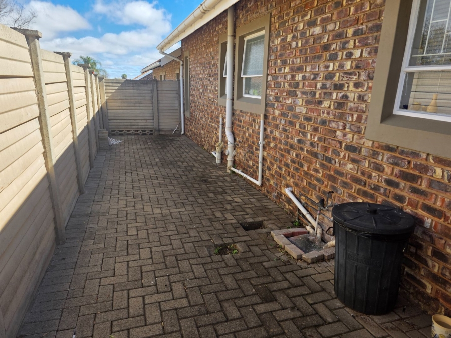 2 Bedroom Property for Sale in Langenhovenpark Free State